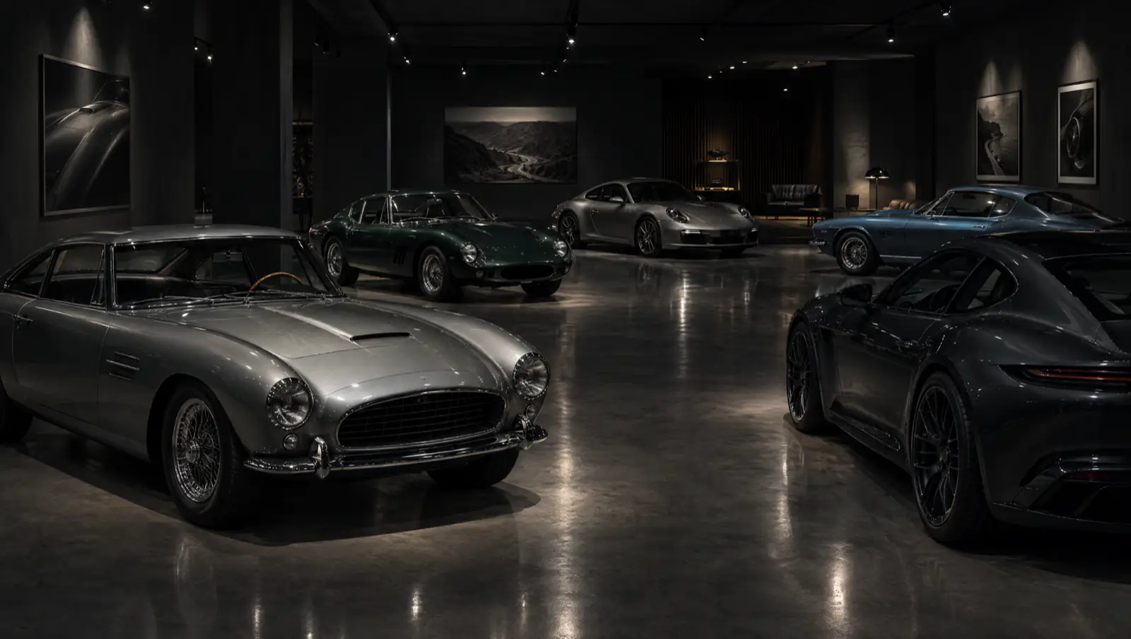 Collection privée d'automobiles sous des projecteurs, dans un garage aux allures de galerie.