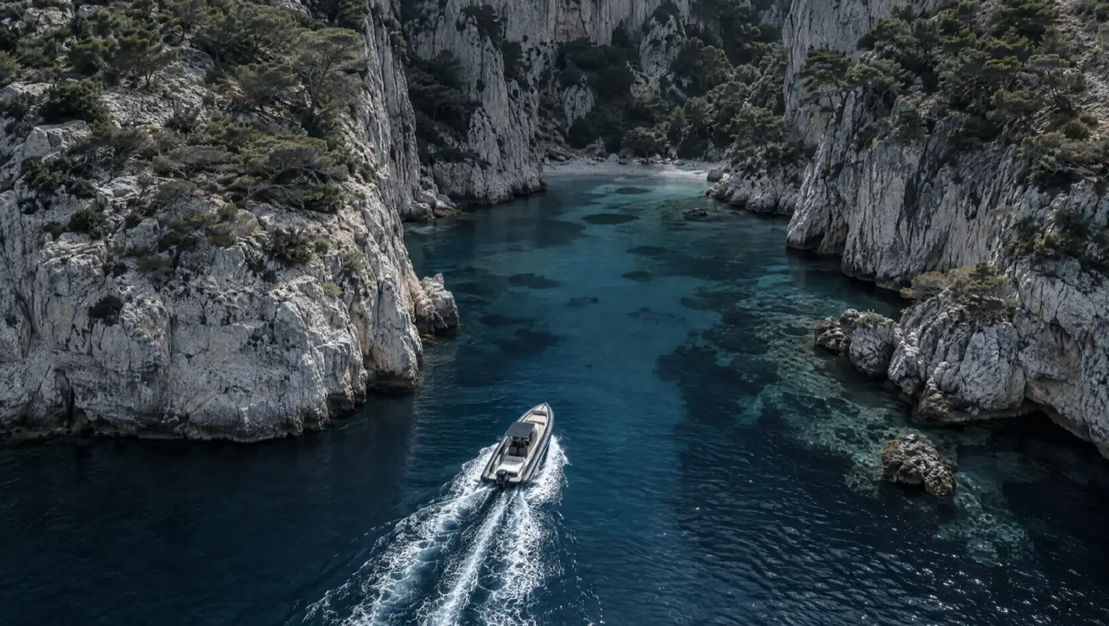 Vue aérienne d'une annexe entrant dans une calanque isolée.